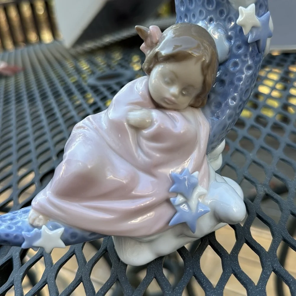 Lladró Collection "Heavens' LullaBy" Girl Figurine sleeping on a glossy moon - Picture 2 of 5